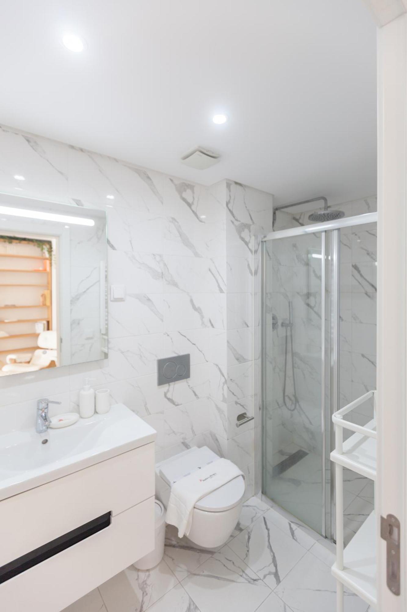 Flh Portas Do Sol White Design Flat Lisbon